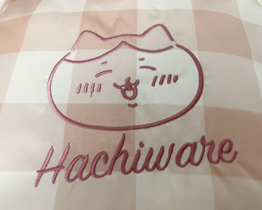 『ちいかわ』ギンガムフリルクッションの背面刺しゅう