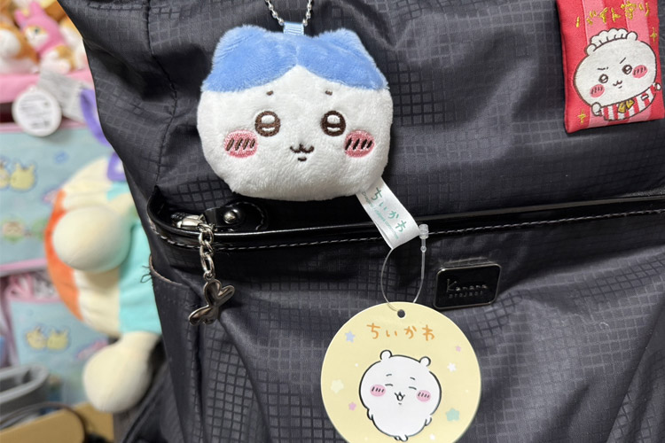 『ちいかわ』 マスコットミラーをカバンに付けるとかわいい