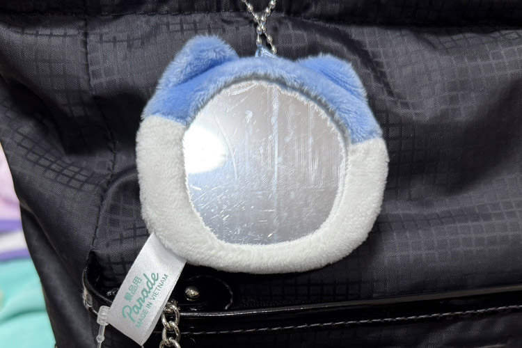 裏面は反射しないけど、シートを外せば綺麗な鏡！