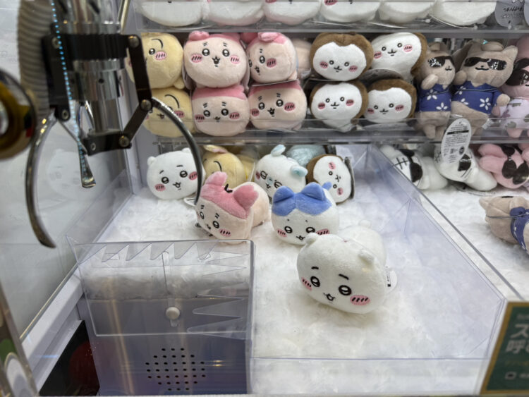 『ちいかわ』ねそべりマスコットがクレーンゲームに設置されてる写真