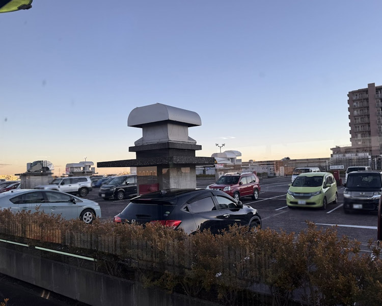 M.E.M内の他の施設と共有の超大型駐車場を完備