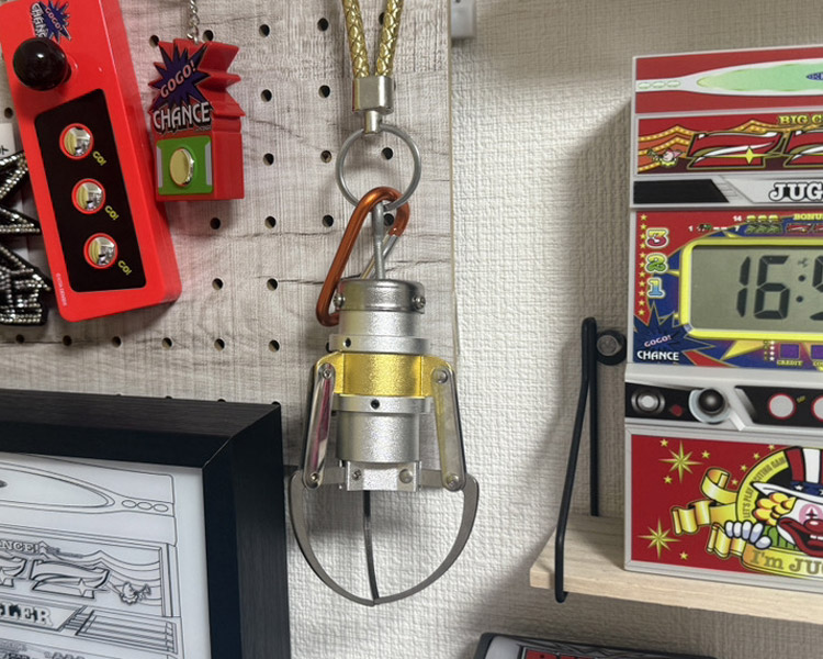 壁に掛けて飾る