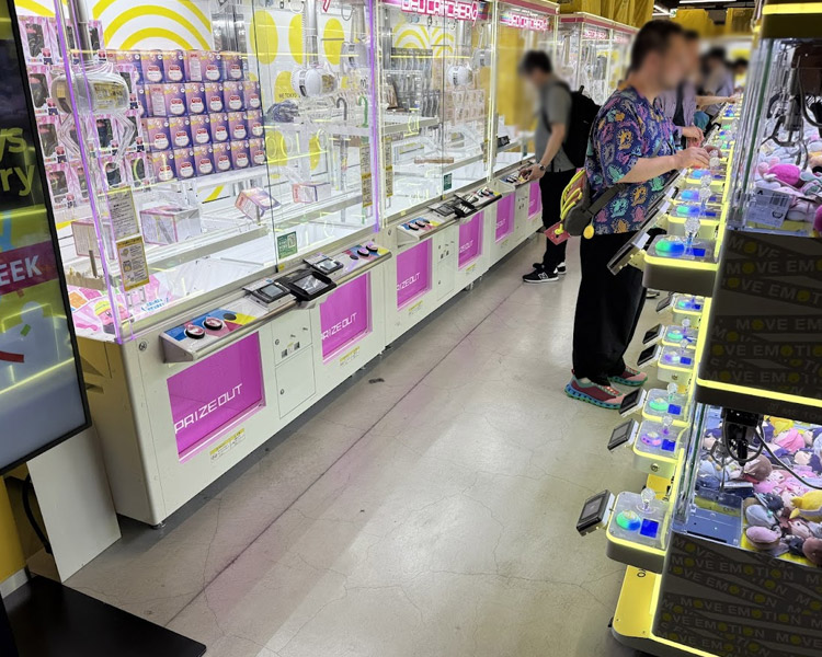 楽しんでクレーンゲームしてる人たち