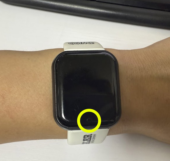 目立たない小さなボタン