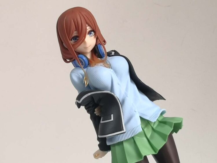 自然とスカートが浮き上がる設計。グリーンのプリーツスカートとのバランスも絶妙。