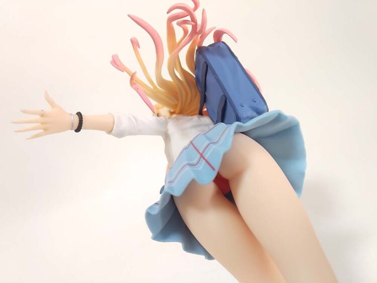 斜め下からのアングル。スカートの裏地とパンツのコントラストが美しく、風になびく動きまで感じられる造形です。
