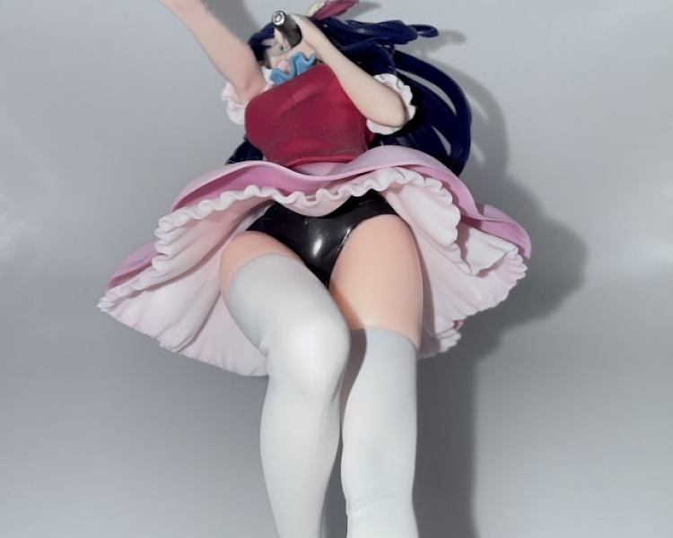 大きく広がったフリルスカートの下にアイドル衣装の一部として設計されたインナーパンツが見える。ステージ映えを意識した造形が印象的。