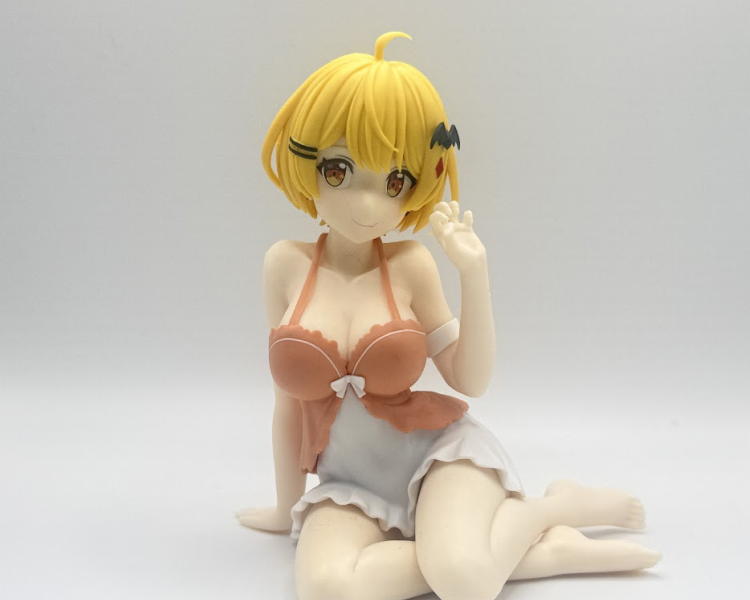 リラックスした座りポーズが自然体で可愛らしい。下着とミニスカートの組み合わせが目を引く1体。