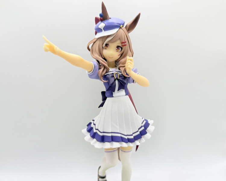 白と紫の競馬衣装が美しい。大きく広がったフリルスカートが躍動感を演出している。