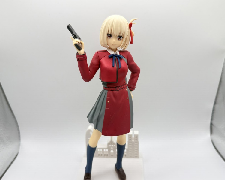 銃を構えたクールなポーズが印象的。赤い制服とグレーのスカートの組み合わせが千束らしい1体。