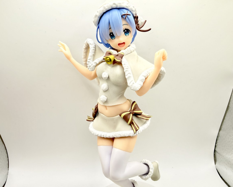 白を基調としたウィンターコーデが可愛らしい。スカートが短くジャンプポーズで躍動感あふれる1体。